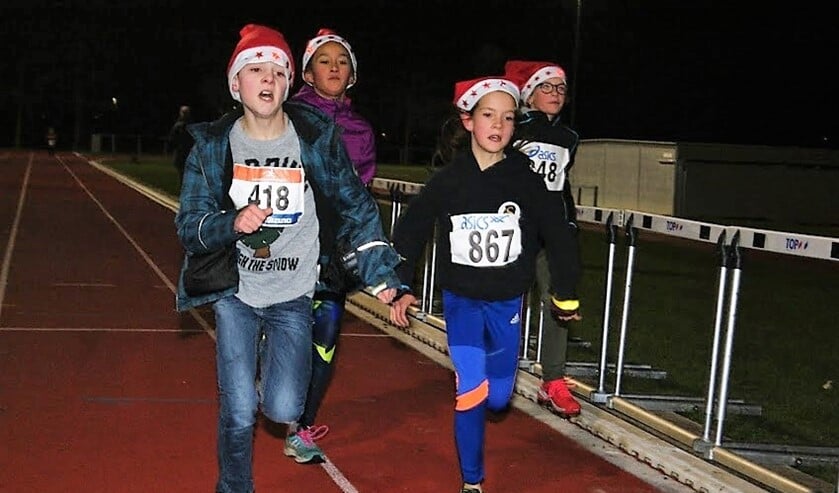 Met de lichtgevende kerstmuts op werd de 2,3 km door de scholieren uit de regio Leidschendam-Voorburg en omgeving afgelegd (foto: Eef Goeyenbier).