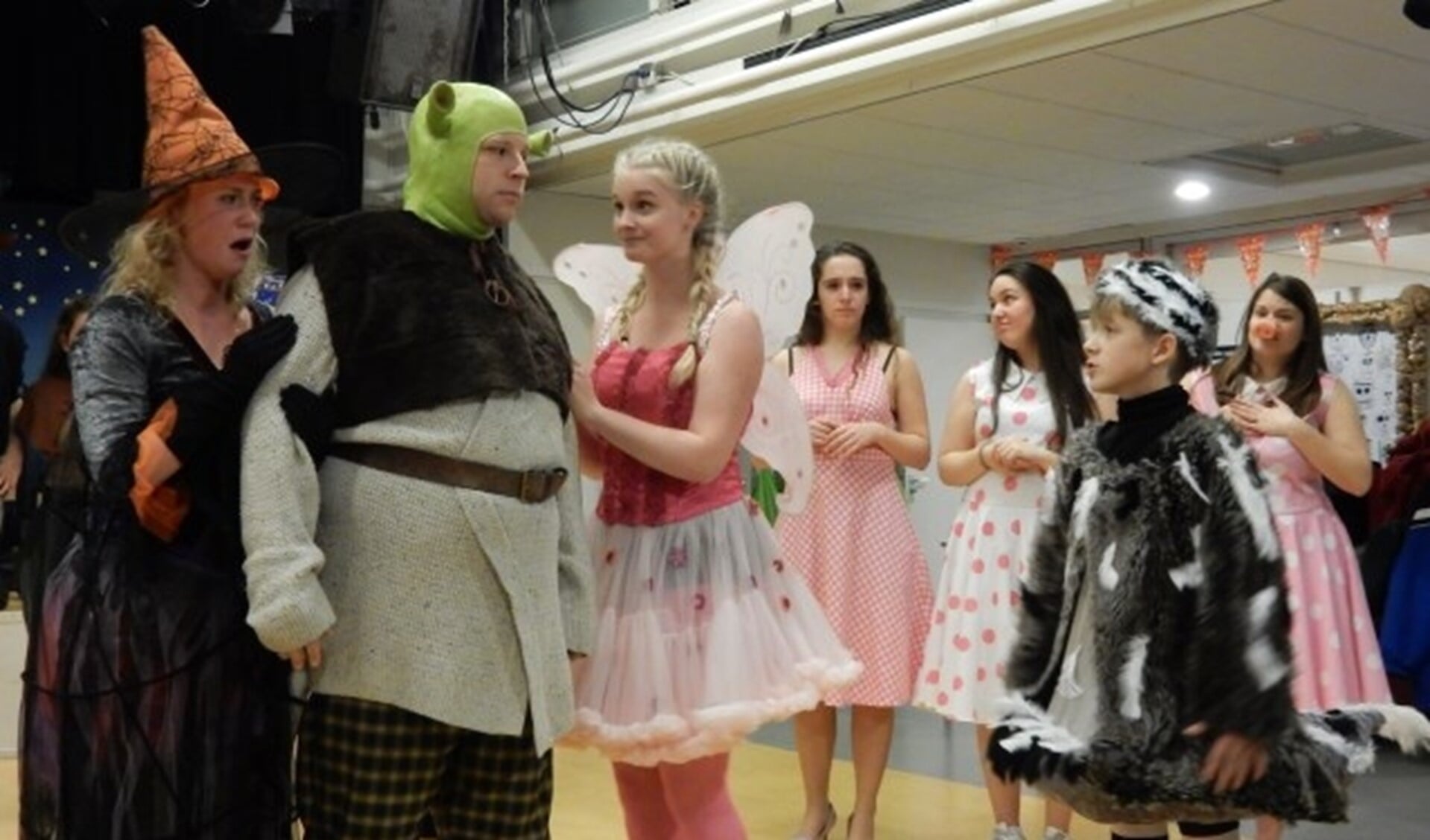 Shrek (Johannes Eichwald) te midden van alle sprookjesfiguren. Regisseur Tom Reinking: 