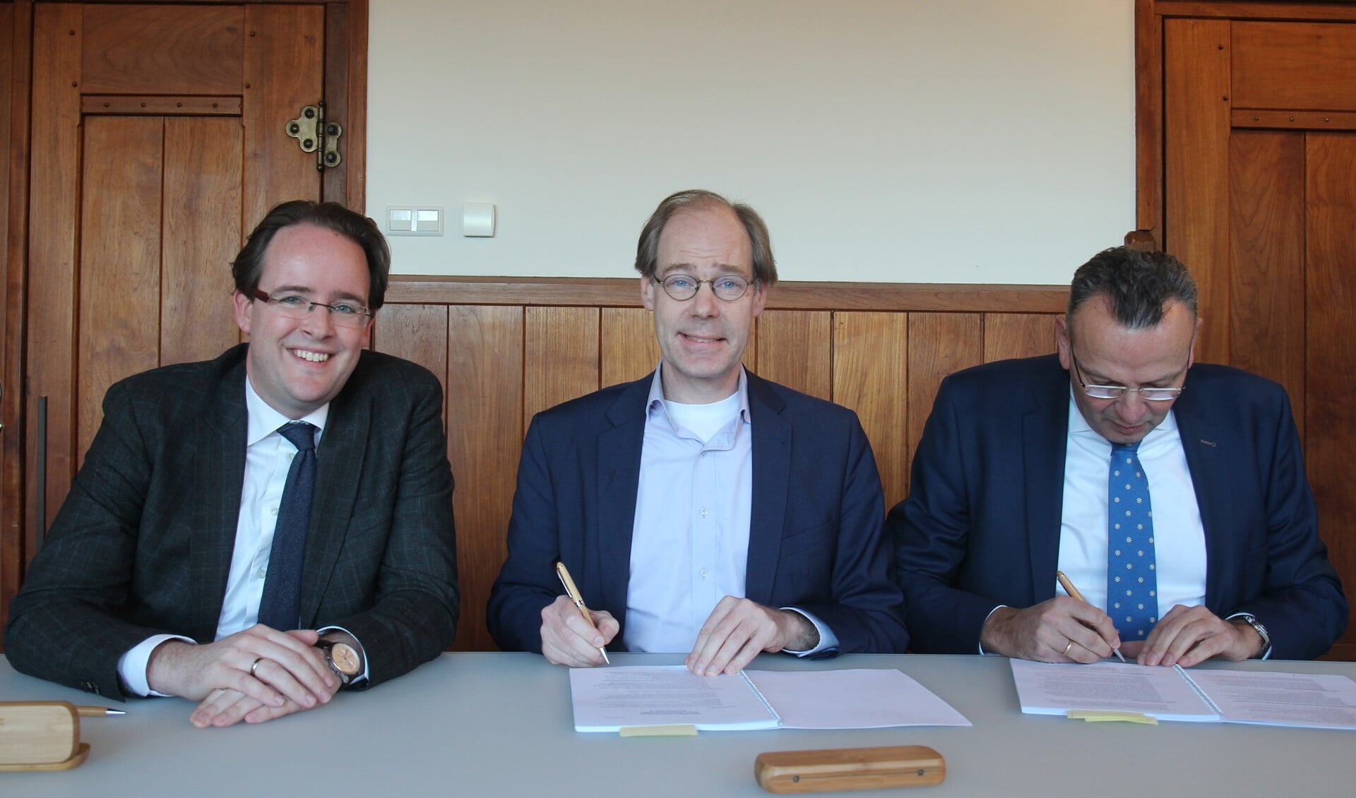 Wethouder Floor Kist en Corné Bok en Peter van Dijk van Boele & Van Eesteren BV ondertekenen de overeenkomst (foto: gemeente LDVB).