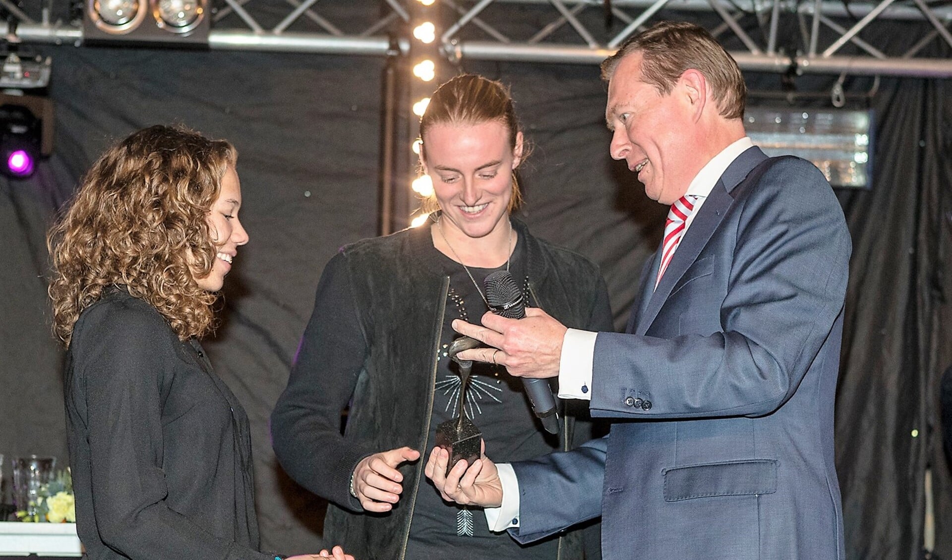 Laura Brafine en Jessie van Leeuwen (nu RKAVV Vrouwen 1) ontvingen de Sporticoonprijs uit handen van sportminister Bruno Bruins (foto: Hans van der Valk).