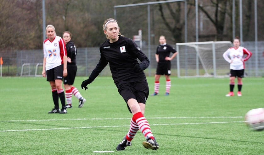 <p>Net als Claudia van der Hulst speelde ook de na een blessure terugkomende Nina v.d. Hoeven maar een helft voor RKAVV (archieffoto: AW).</p>
