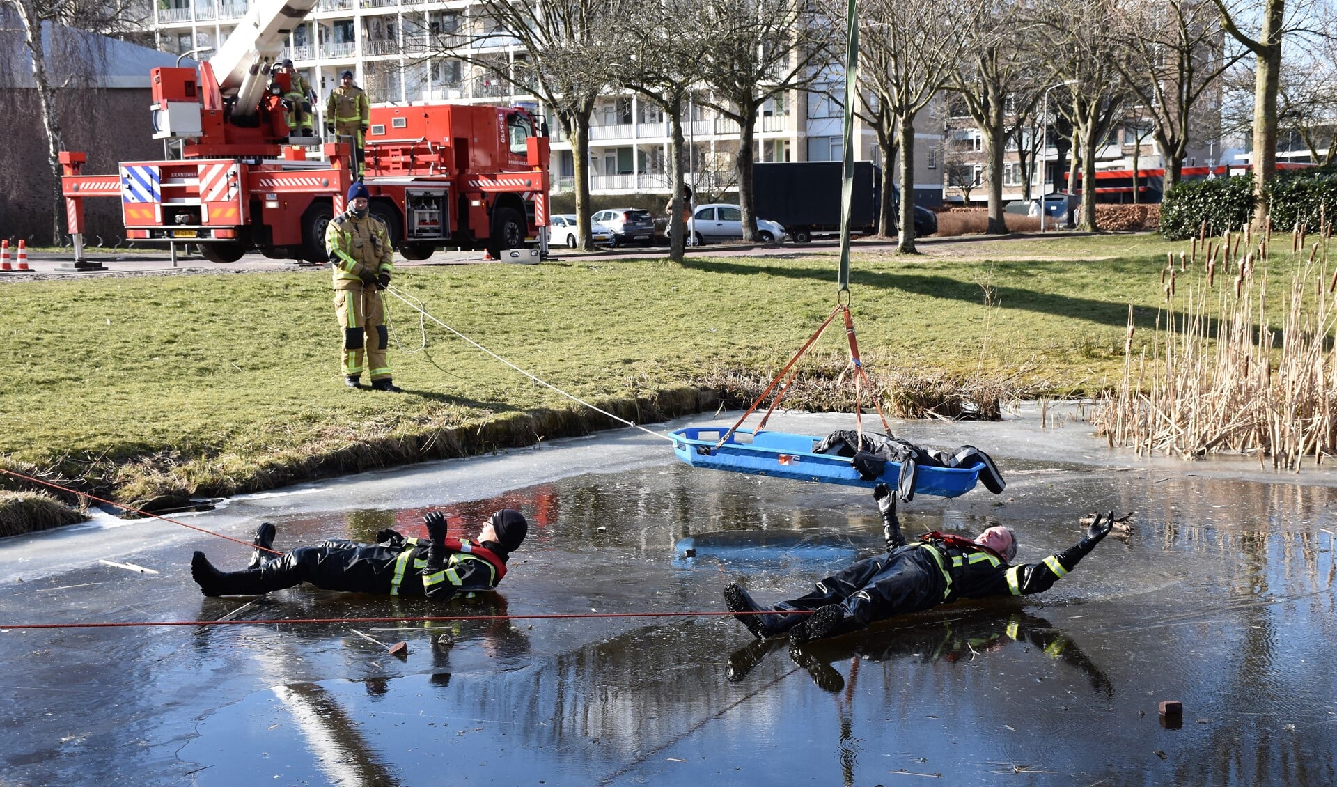 De brandweer oefende op het ijs en in een wak het redden van een slachtoffer (foto: AS Media).