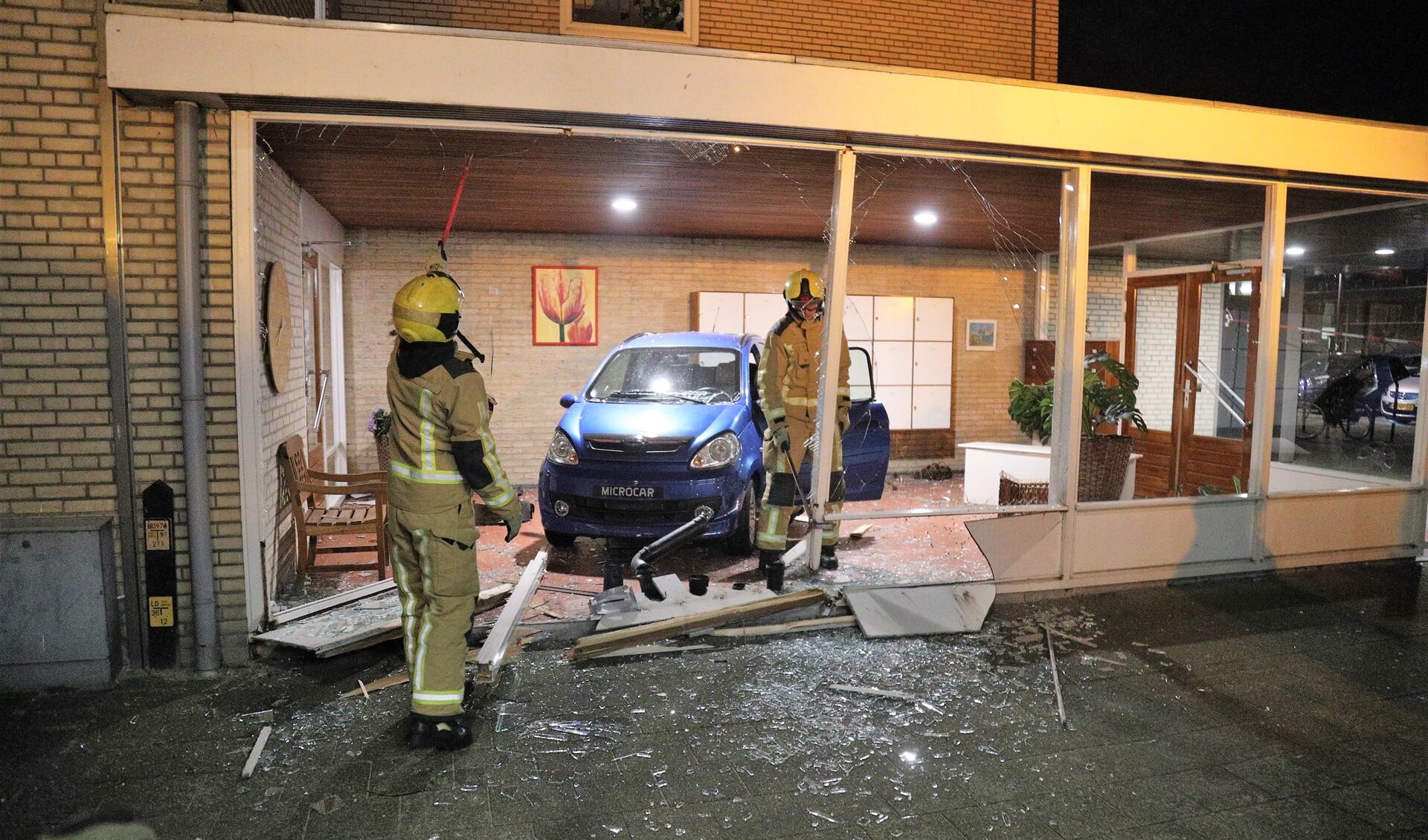 De brommobiel kwam tot stilstand in de portiek van het appartementencomplex (foto: Rene Hendriks).