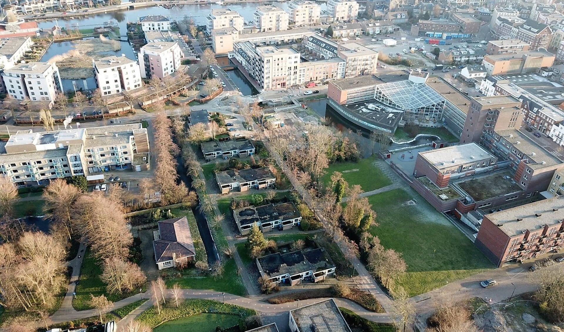 Het blok geschakelde woningen aan de Schoorlaan vanuit de lucht (foto: Boelens de Gruyter).