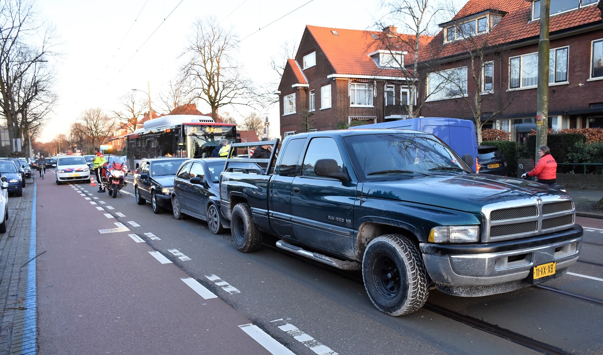 Bij de kop-staartaanrijding waren drie voertuigen betrokken (foto: AS Media).