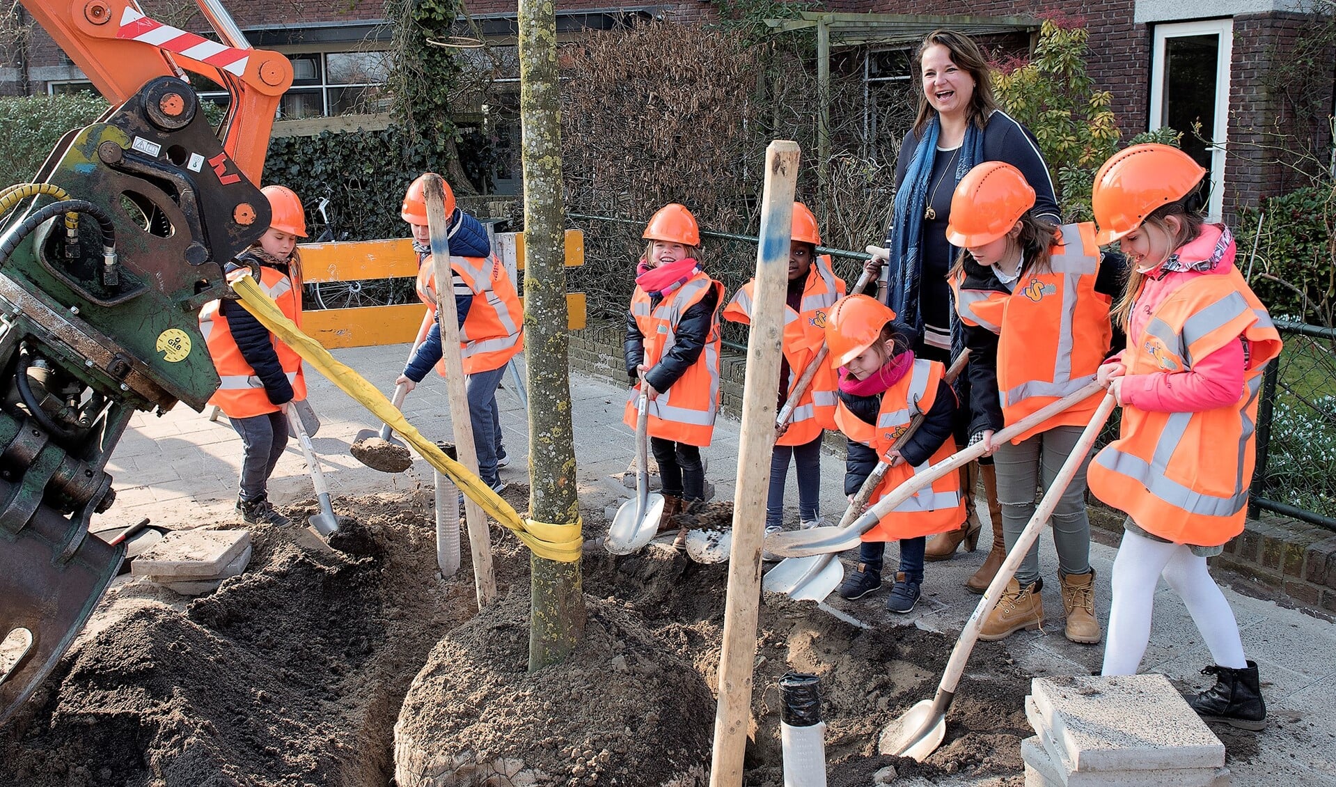 Samen met leerlingen van de Professor Casimirschool plantte wethouder Nadine Stemerdink een nieuwe boom (foto: Michel Groen).