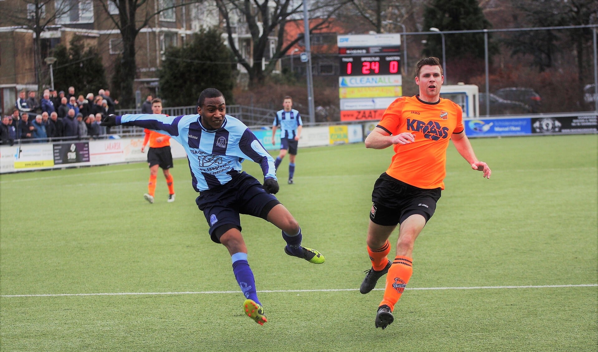 Chadion Melfor (Forum Sport) ziet dé kans op 2-0 ternauwernood gekeerd worden door de keeper van Volendam (foto: AW).