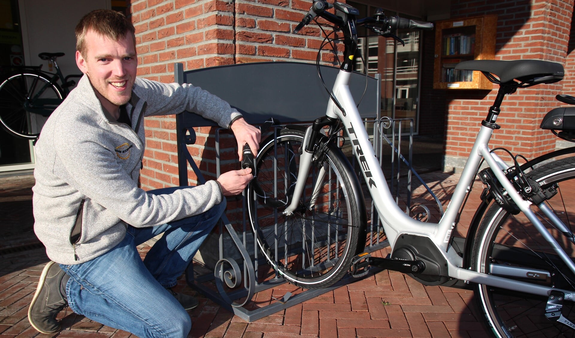 Het begint met goede sloten, zegt Jeroen Tijssen van Hans Struijk Fietsen. De Nootdorpse fietsenzaak stelt een mooi slot beschikbaar dat volgende week wordt verloot onder de deelnemers aan de graveeractie.