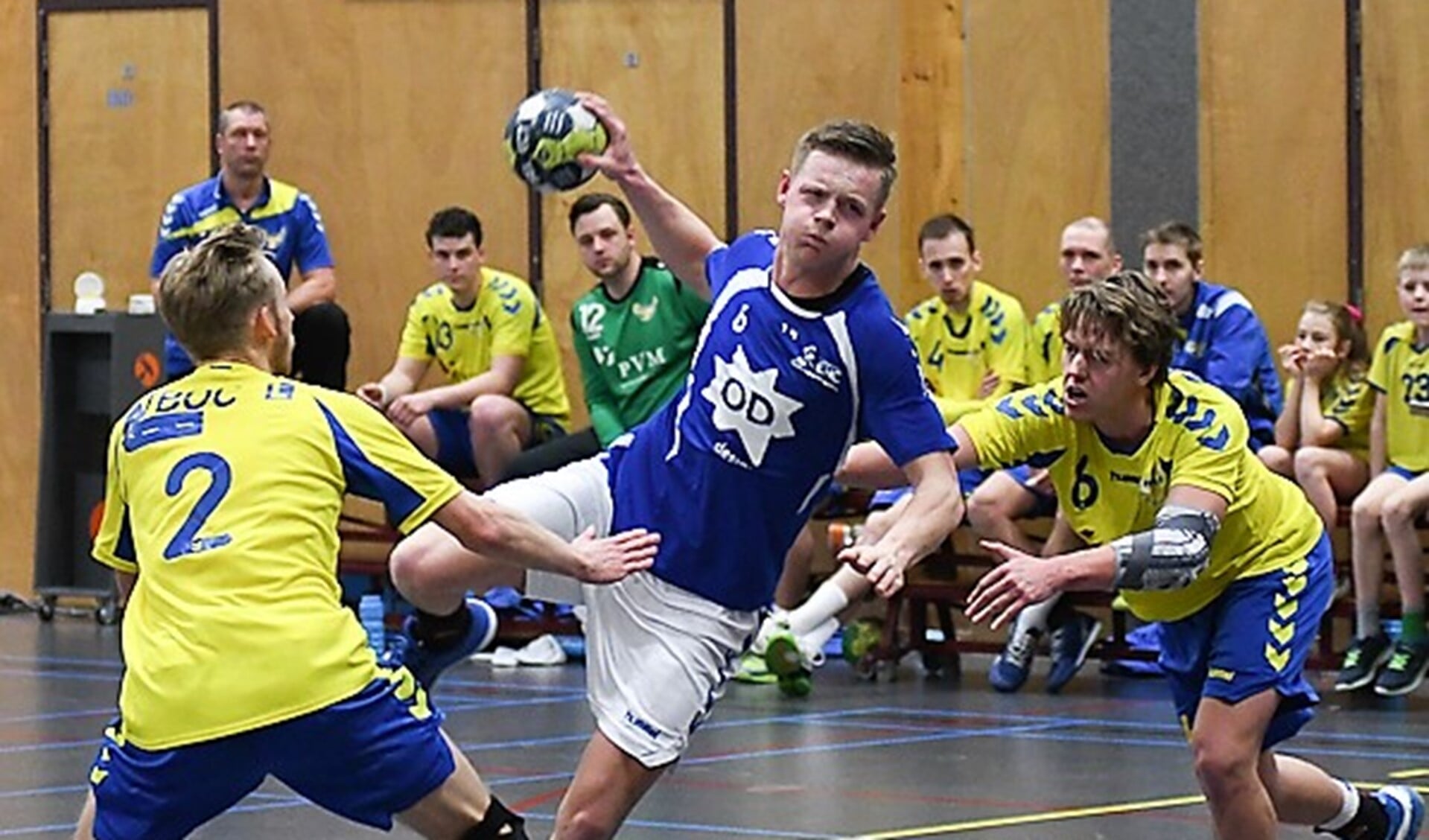 Actie aan de cirkel van een handballers van EHC, dat de hele wedstrijd domineerde (foto: pr).