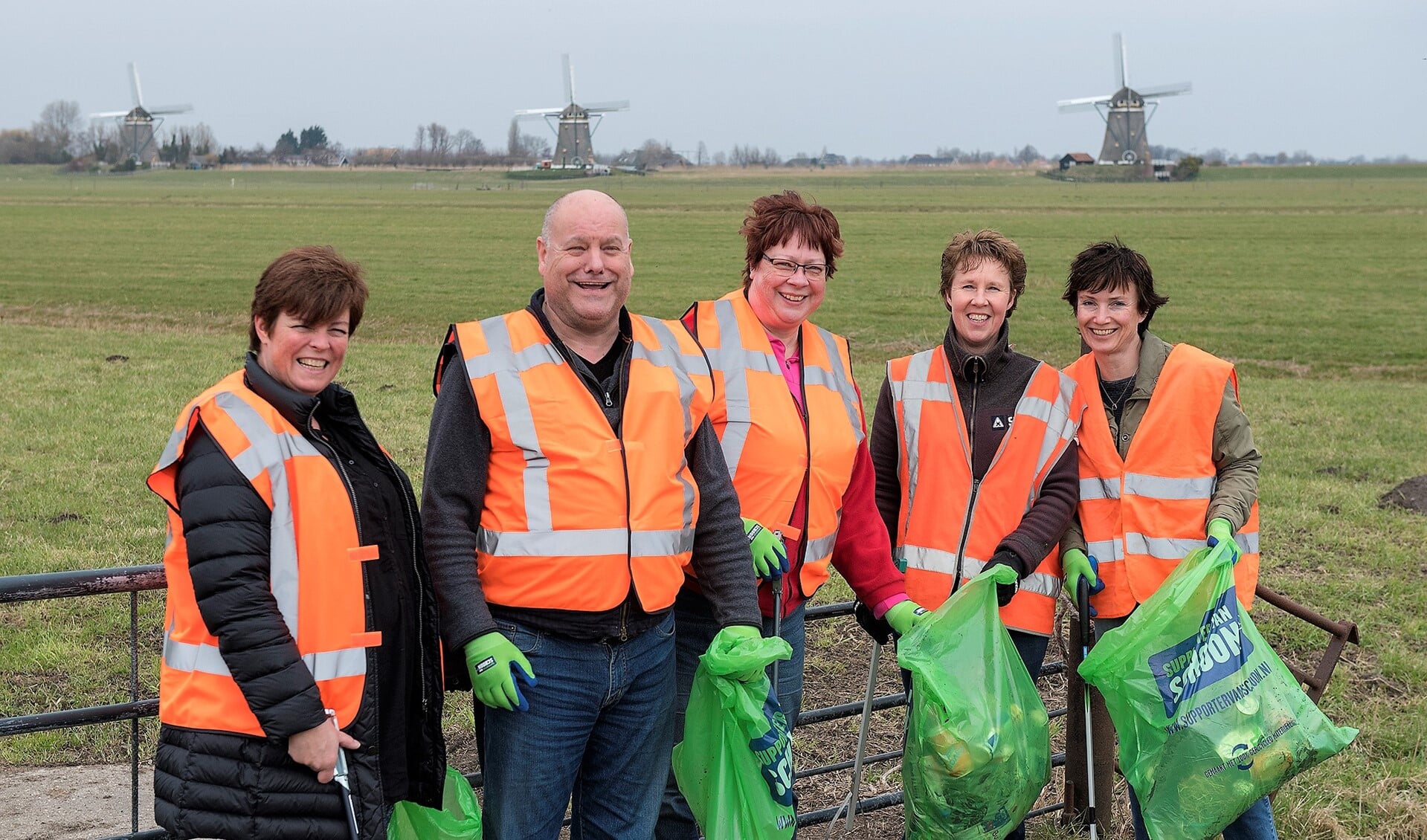 Het team dat met afvalgrijpers en vuilniszakken op pad ging  in Leidschendam-Zuid (foto: Michel Groen).