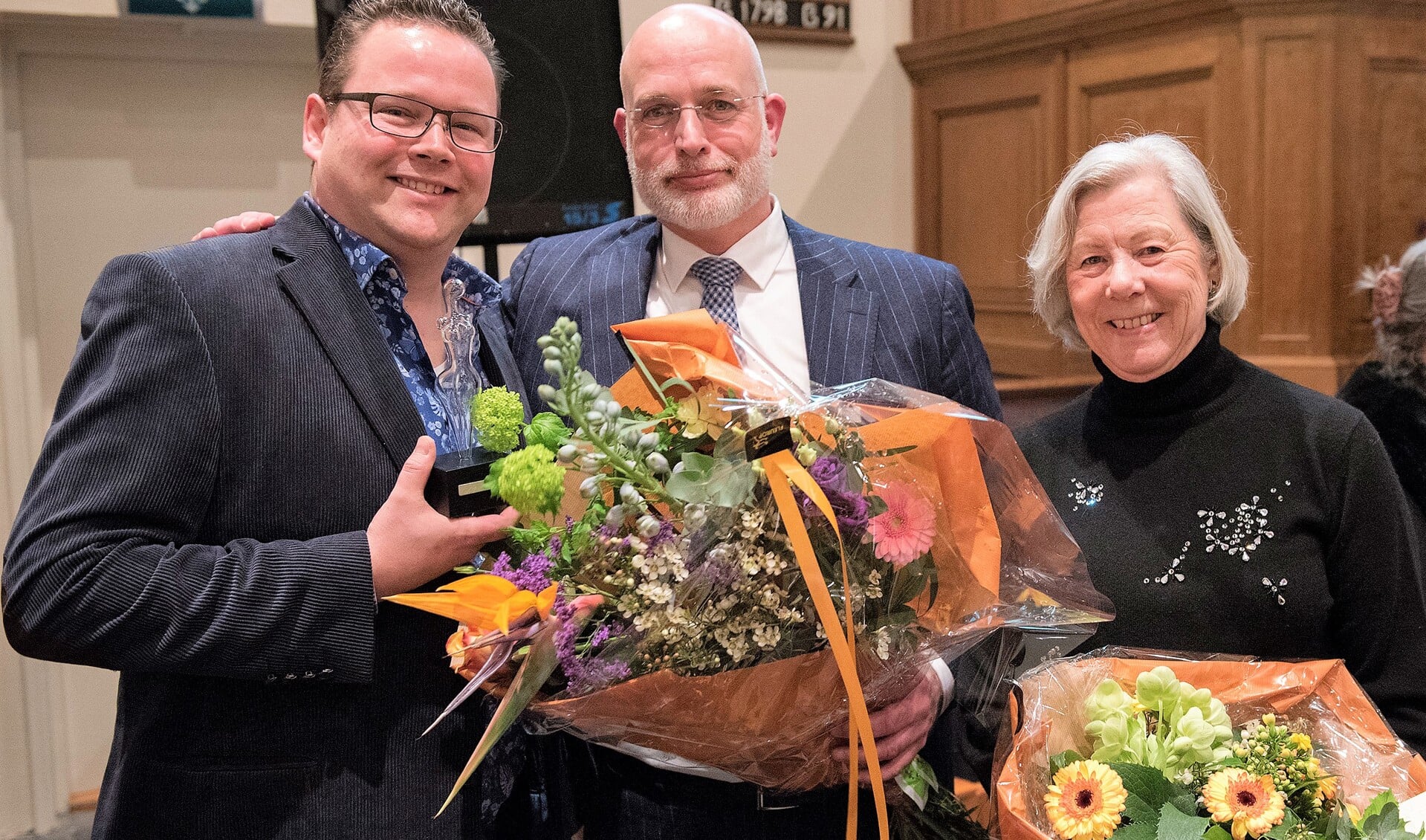 Oscar van Schijndel van Het Veur Theater neemt de prijs in ontvangst van juryvoorzitter Zwartepoorte en initiatiefnemer Frank Rozenberg van GBLV (foto: Michel Groen).