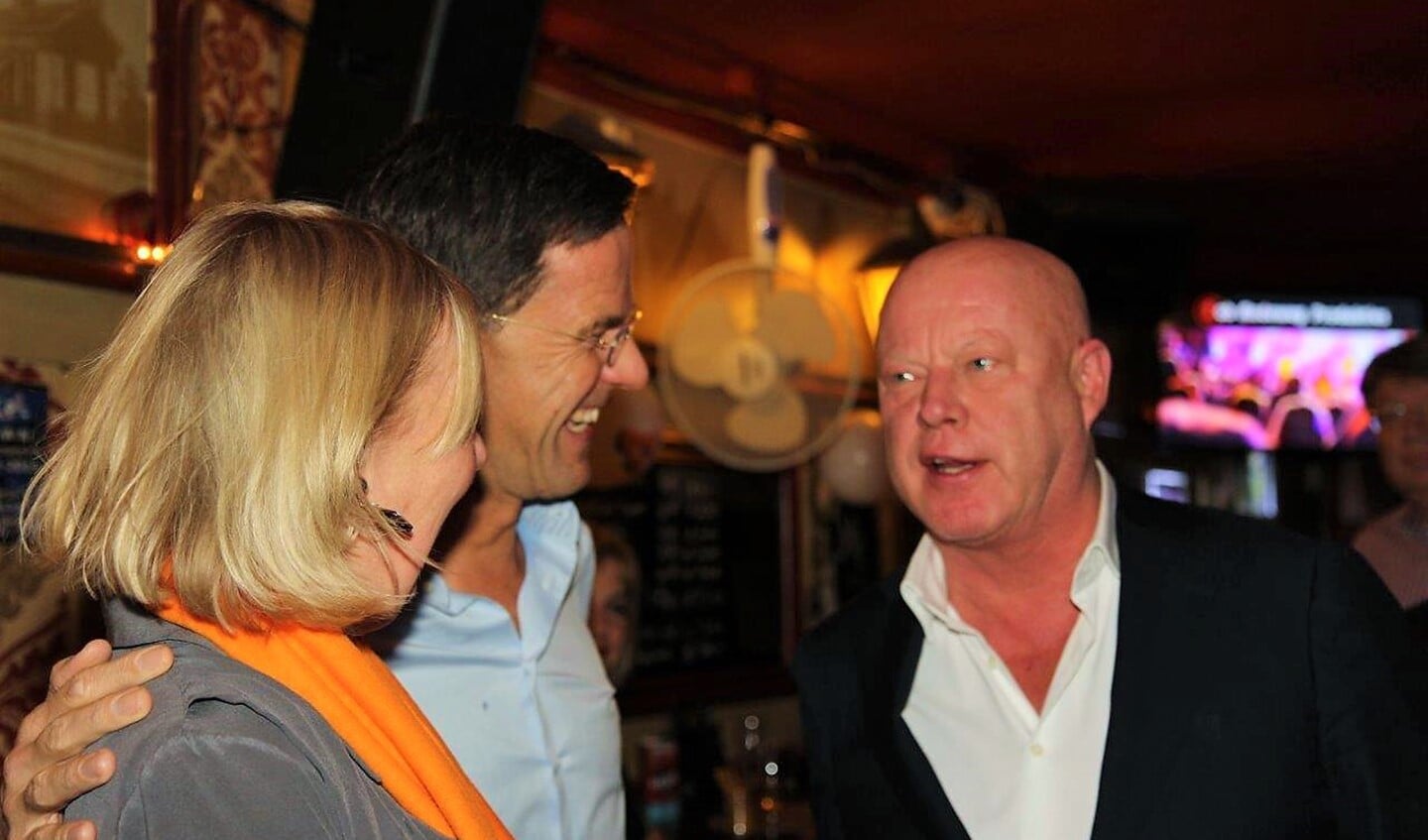 Mark Rutte in gesprek met parlementair journalist Frits Wester en VVD-lijsttrekker Astrid van Eekelen (foto: Ap de Heus).