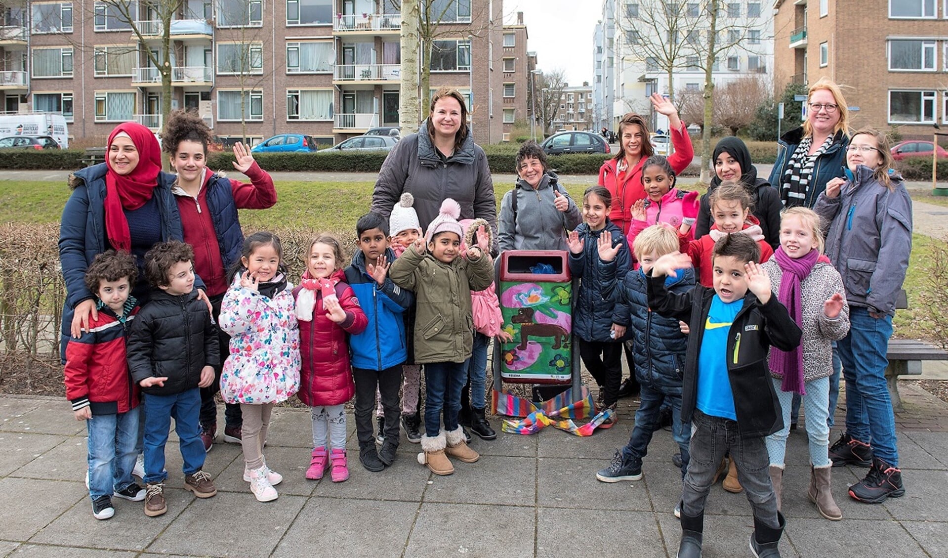 Wethouder Nadine Stemerdink met de kinderen uit Bovenveen die de ontwerpen voor de prullenbakken maakten. (foto: Michel Groen)