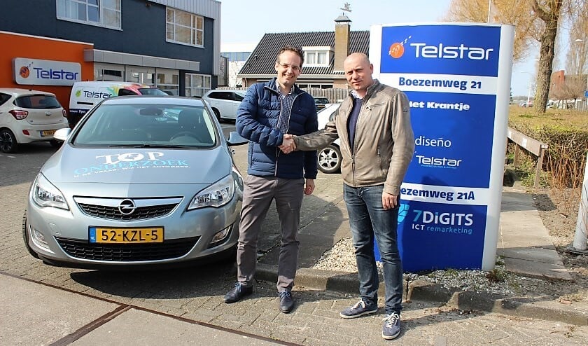 Erhard Soeterbroek van Telstar Uitgeverij en Martijn Hulsen van Toponderzoek bezegelen hun samenwerking (foto: Telstar Uitgeverij).