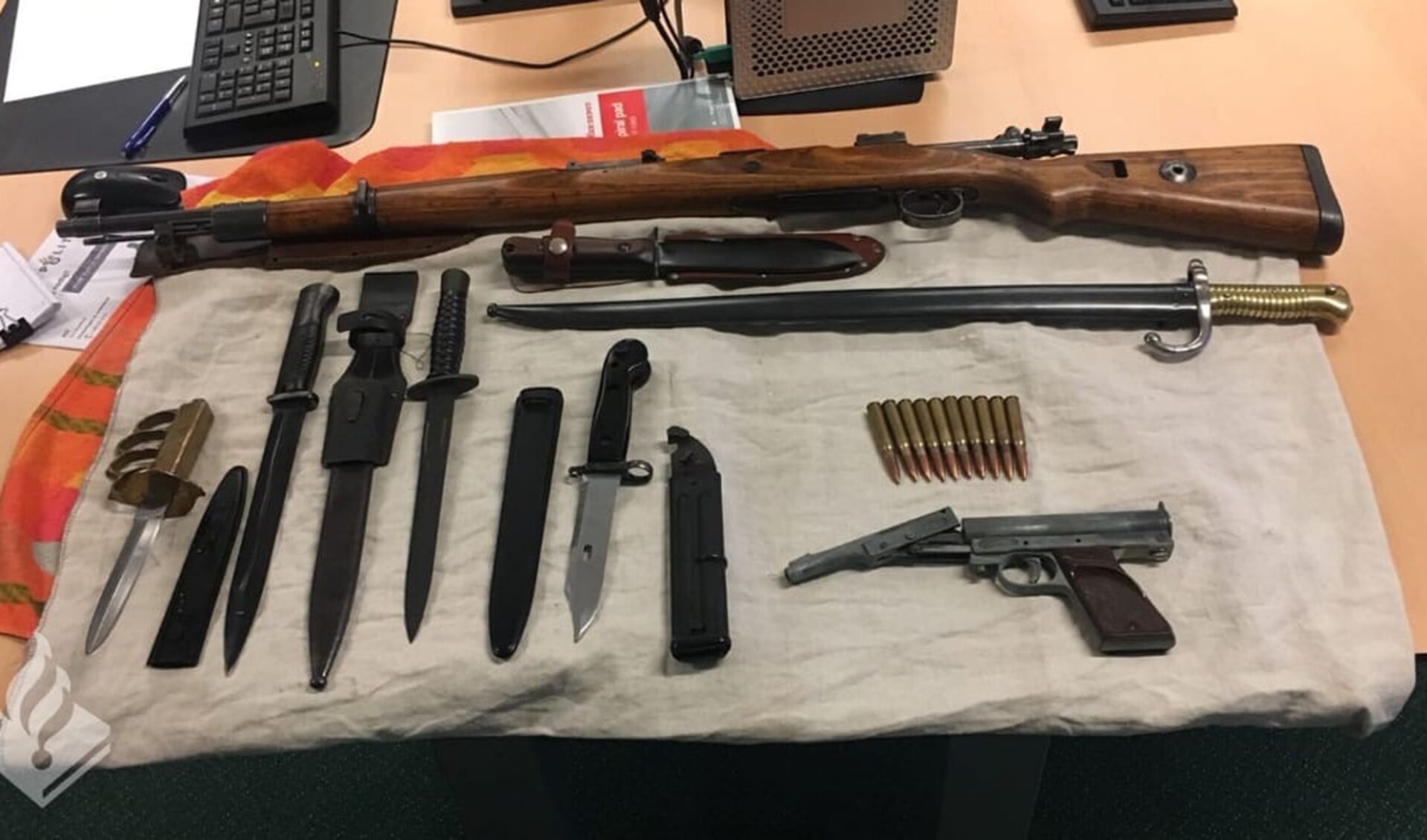 De wapens die werden gevonden (foto: politie LDVB).