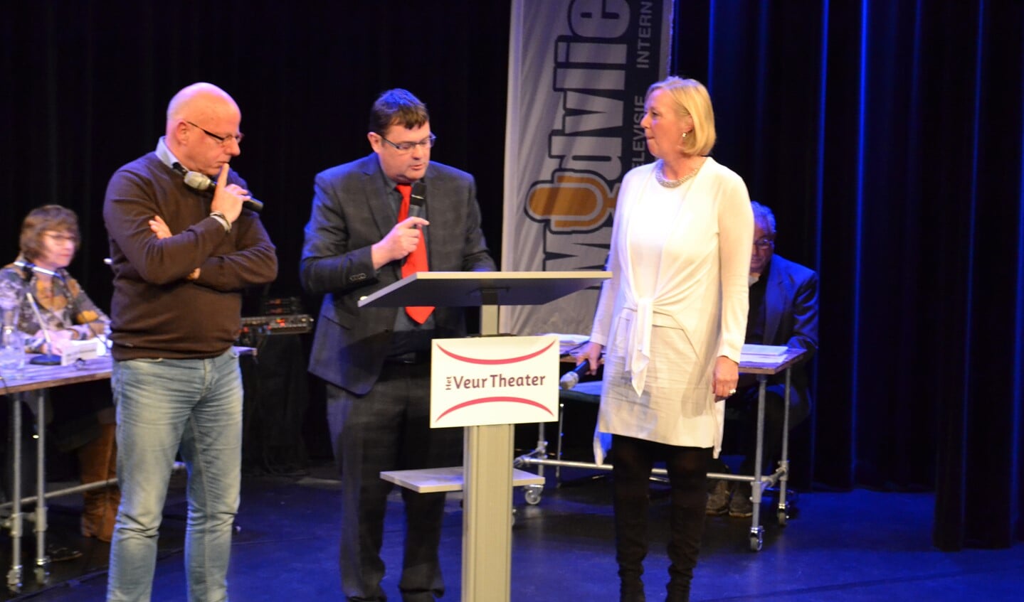 De lijsttrekkers Hans Peter Klazenga (GBLV) en Astrik van Eekelen (VVD) stonden tegenover elkaar tijdens het een op een debat. 