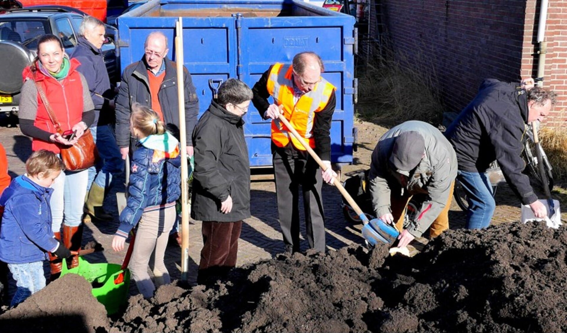 Compost scheppen met wethouder Floor Kist (archieffoto Ot  Douwes).