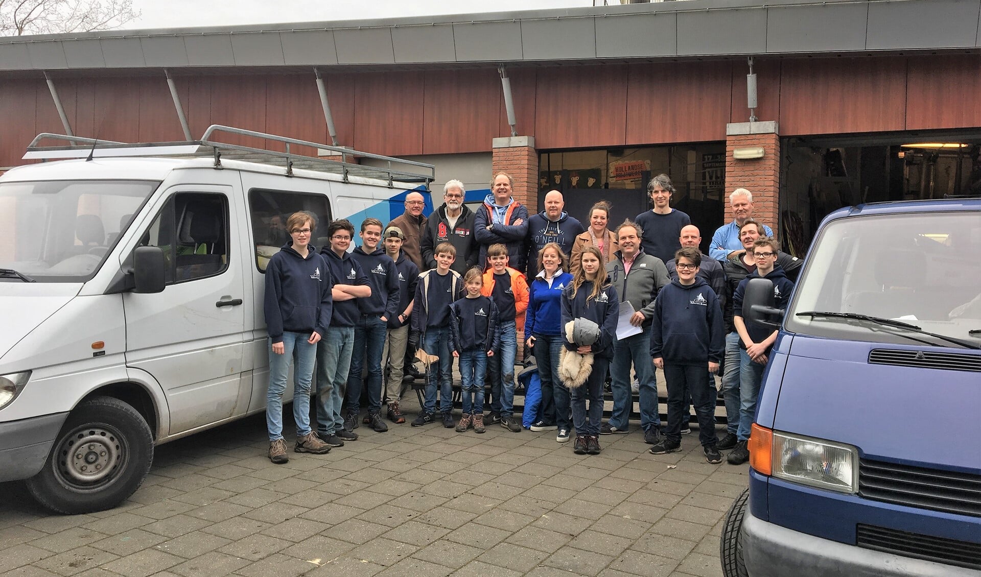 Een groep van 20 vrijwilligers heeft de inboedel van wijkvereniging Damsigt verhuisd naar scouting Hubertus Brandaan.