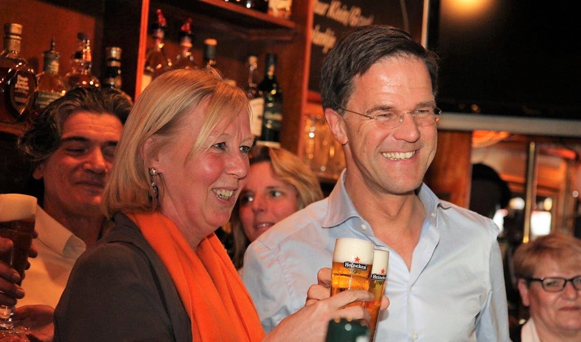 Premier Mark Rutte tapte ook nog een biertje dat hij zich vervolgens goed liet smaken (foto: Ap de Heus).