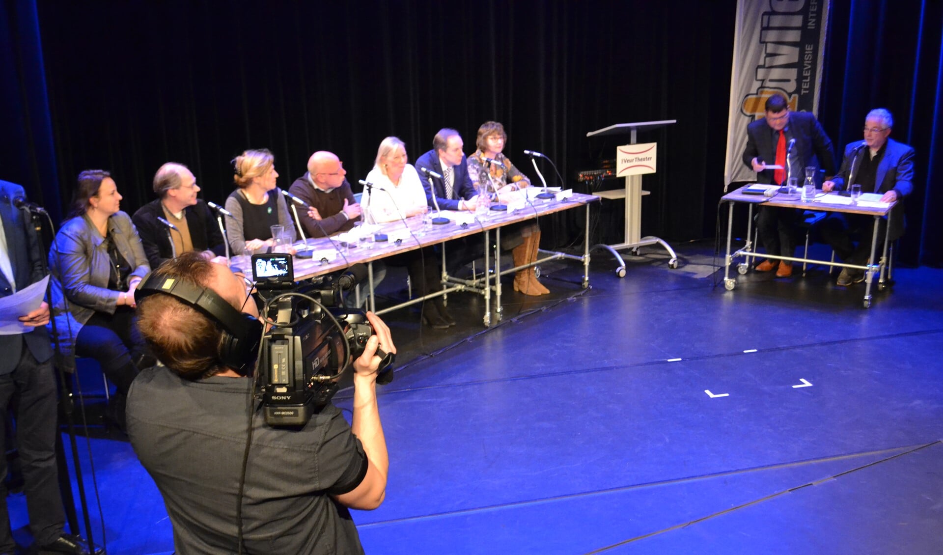 Tijdens het debat werden er opnamens gemaakt die live uitgezonden werden op Midvliet TV. (Foto: Inge koot)