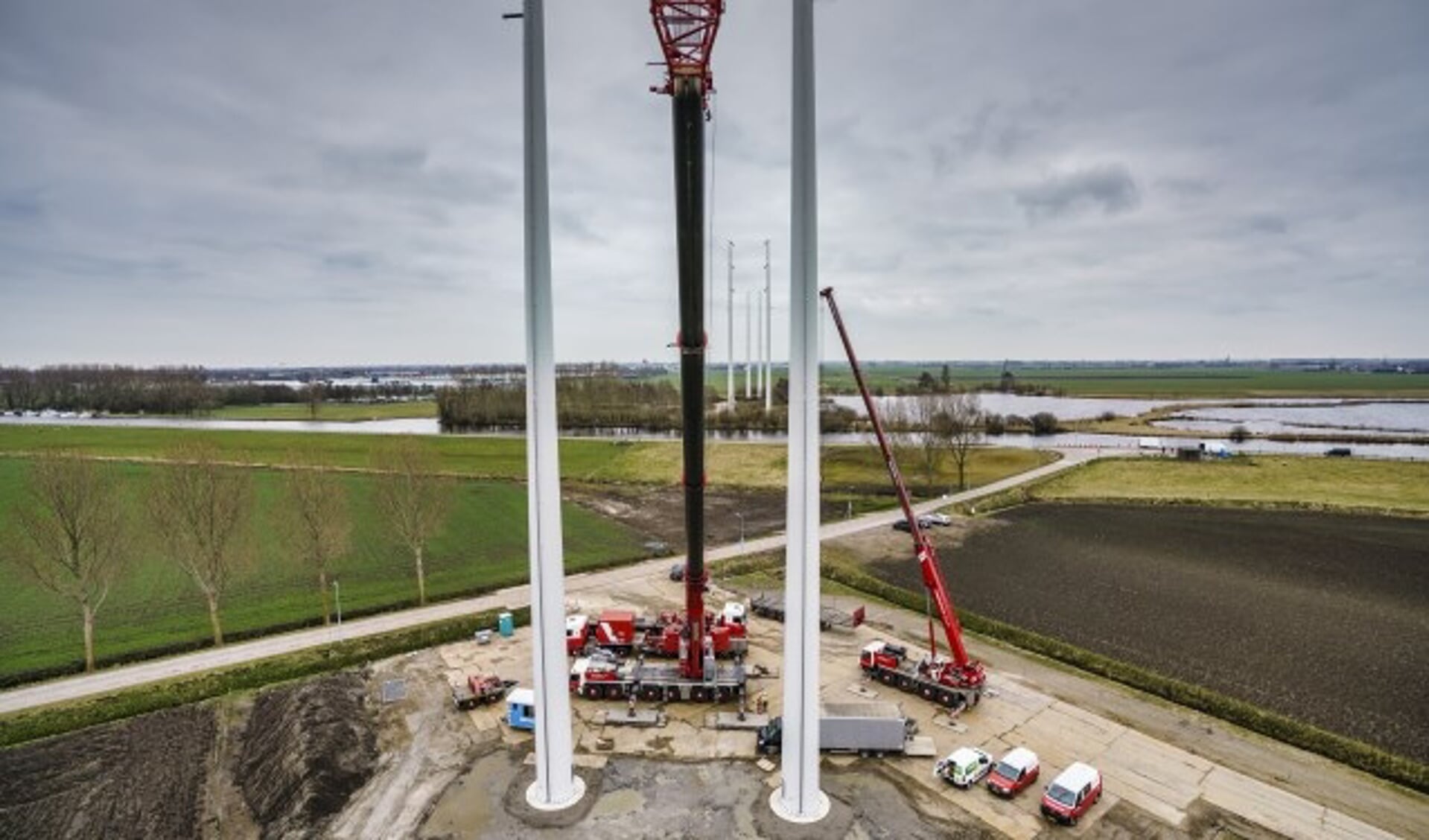 De hoogste mast van de Randstad in de gemeente Haarlemmermeer. (Foto: PR TenneT)