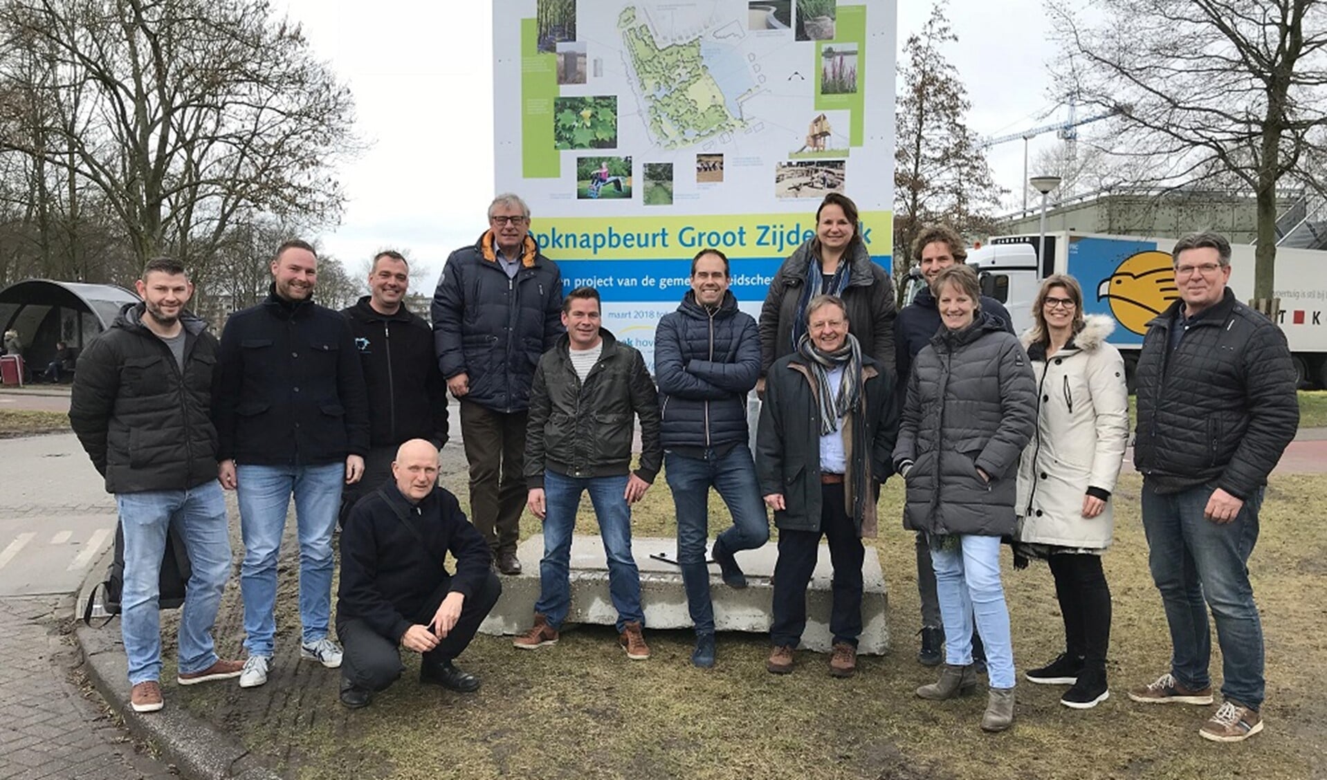 Wethouder Nadine Stemerdink en het team dat verantwoordelijk is voor het nieuwe Groot Zijdepark. (Foto PR)