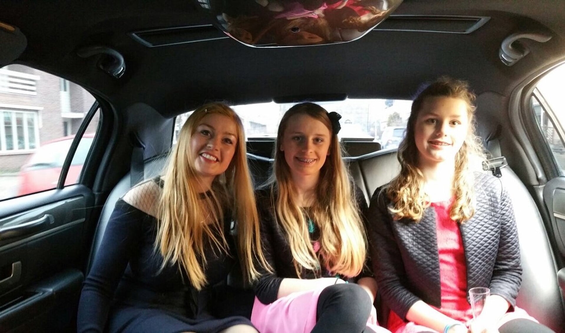 Marianne, Anouk en Glennis hebben zelfs een rit in de limousine gemaakt. (Foto: PR)