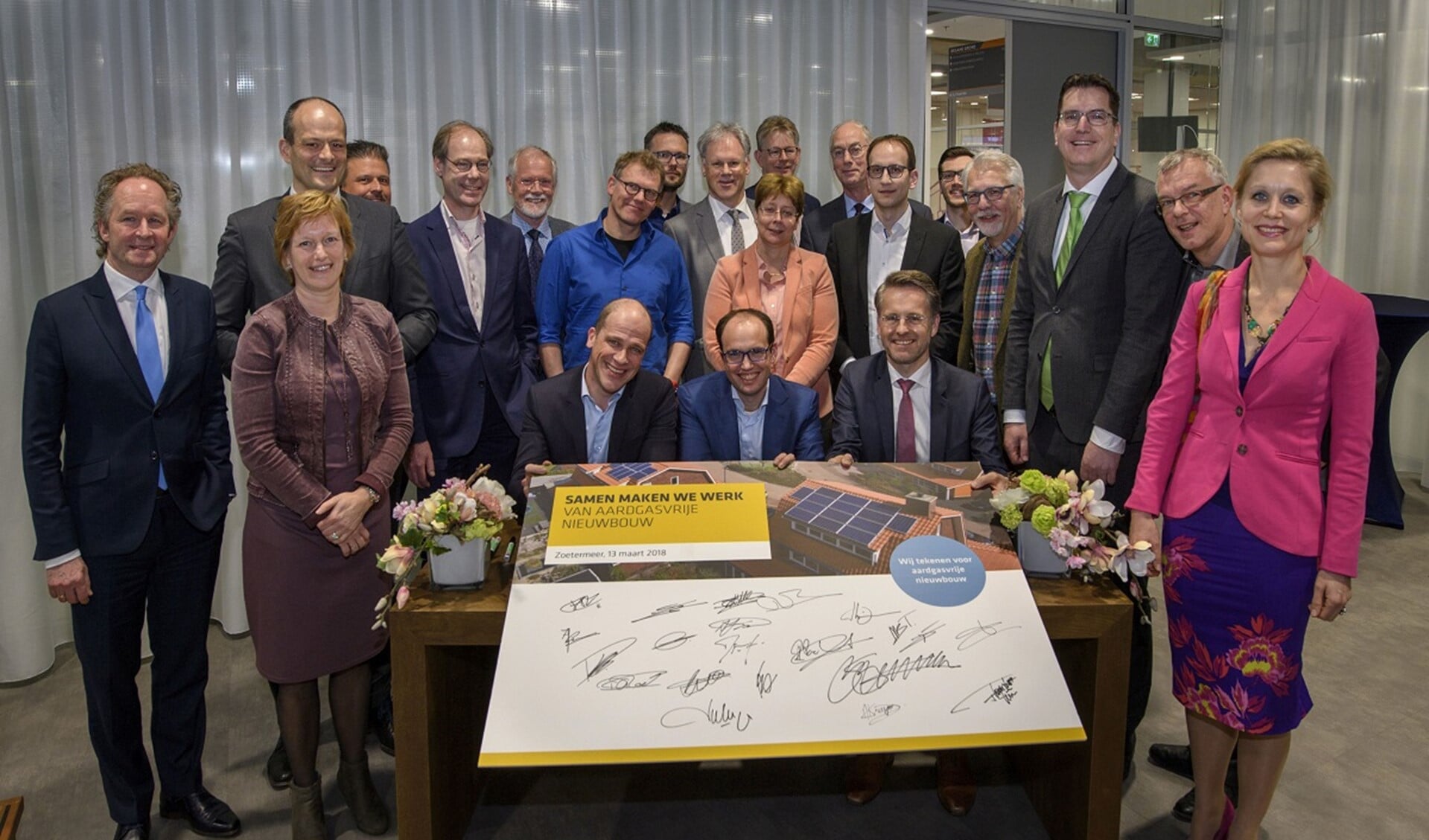 Ondertekening convenant Aardgasvrije nieuwbouw in het stadhuis van Zoetermeer;  namens Leidschendam-Voorburg zette wethouder Floor Kist van milieu en duurzaamheid zijn handtekening.