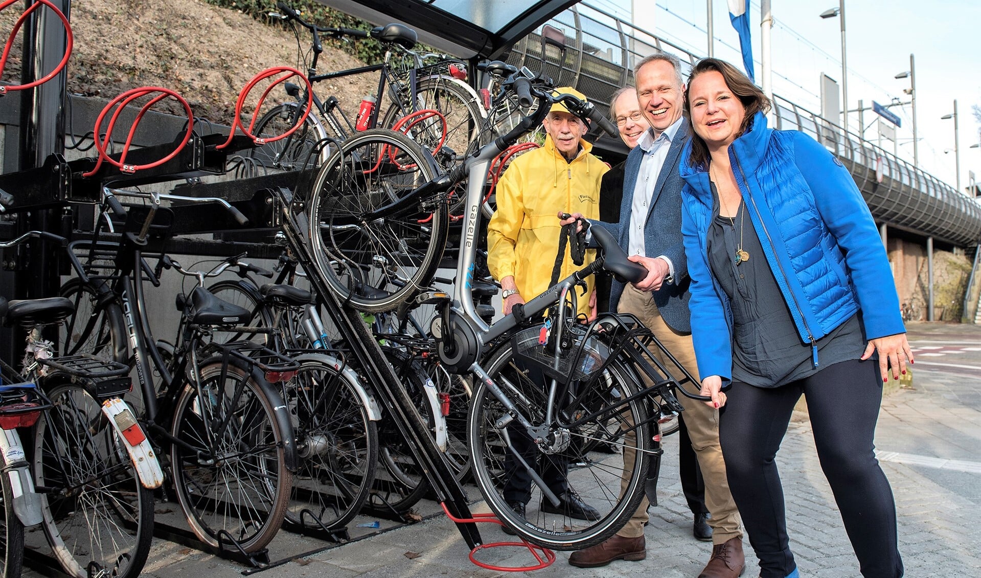 O.a. de wethouders Nadine Stemerdink en Floor Kist verrichtten de opening van het vernieuwde fietsvriendelijke plein (foto: Michel Groen).