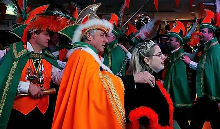 Damzwabbers lopen Duinenmars in polonaise voor goed doel ...