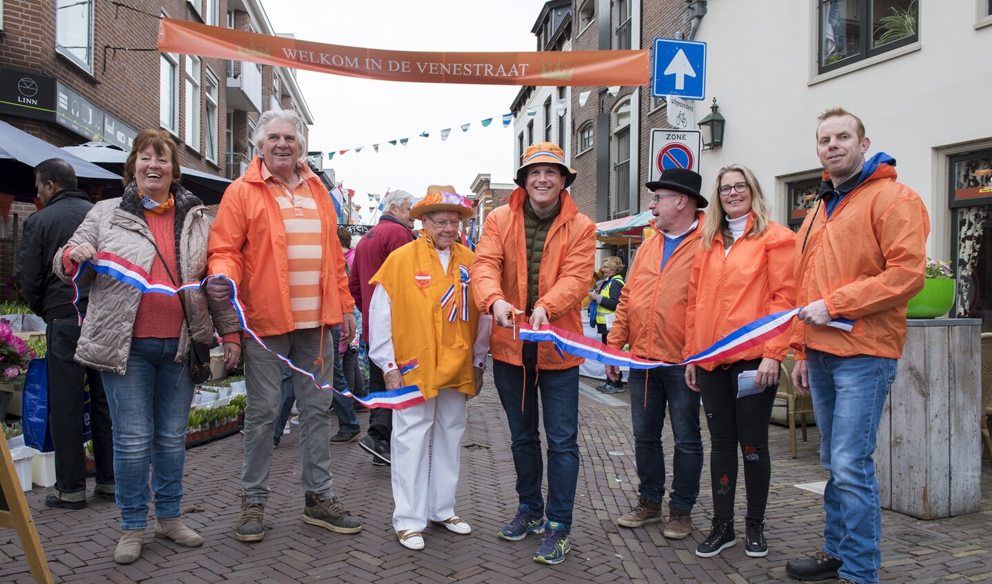 Annie van der Lans (in het midden) opent dit jaar de Koningsmarkt in de Venestraat (archieffoto Michel Groen).