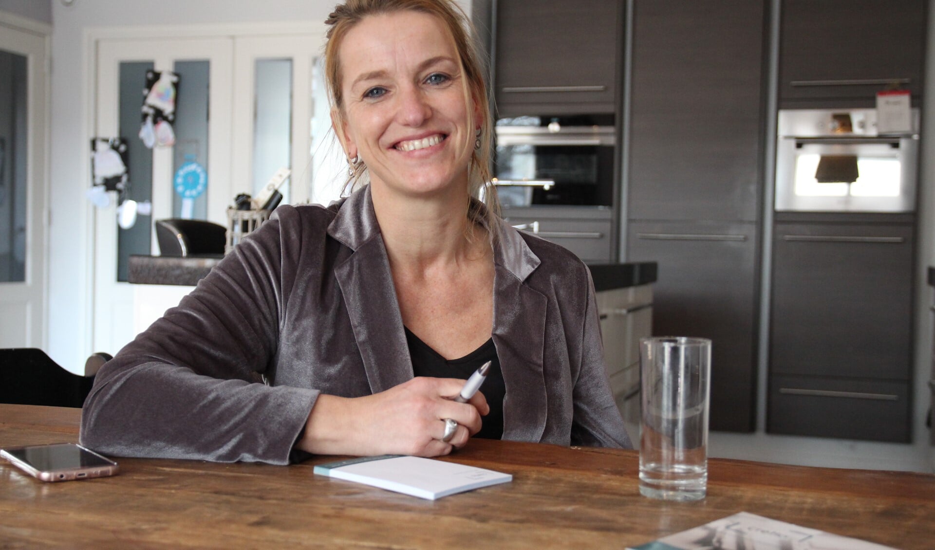Silvia van der Knaap vindt het heerlijk om haar kennis en kunde te combineren met zorg voor mensen.