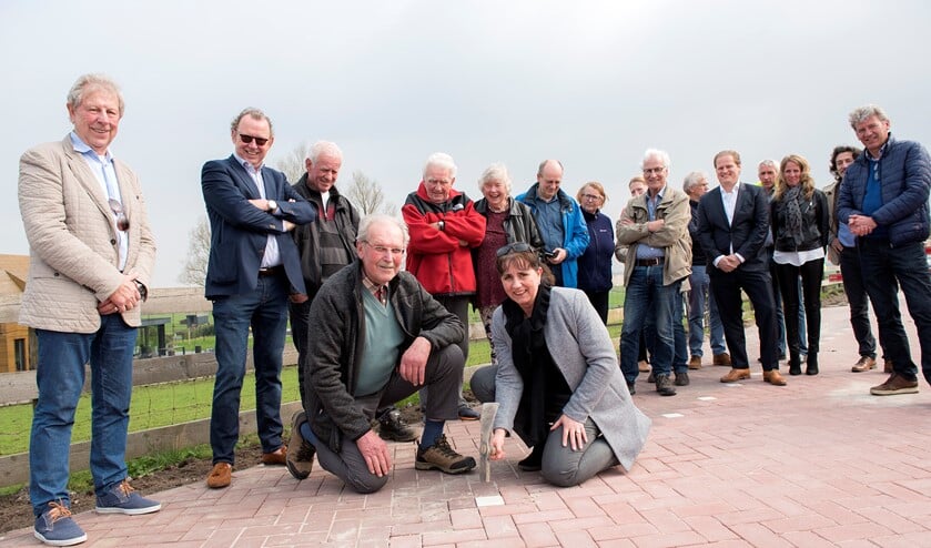 Projectwethouder Bianca Bremer van Bereikbaar Stompwijk en Leen Vellekoop, bewoner van een van de Drie Molens aan de Stompwijkseweg, sloegen de laatste klinker in het wegdek (foto: Michel Groen).