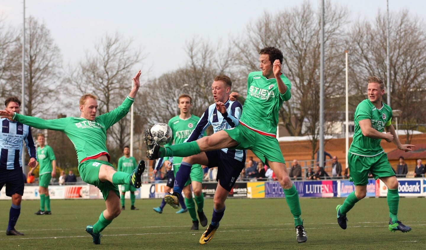 Leo Dijkhuizen (Forum Sport) wordt hier door 2 man gehinderd om te scoren (foto: AW).