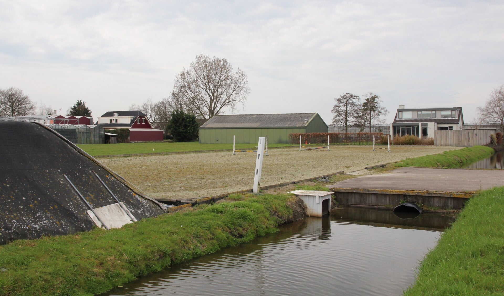 De houtstookinstallatie komt op de hoek van de Molenlaan en de Blokweg, zo dicht mogelijk bij het bassin. In de verte de woningen van de Blokweg. 