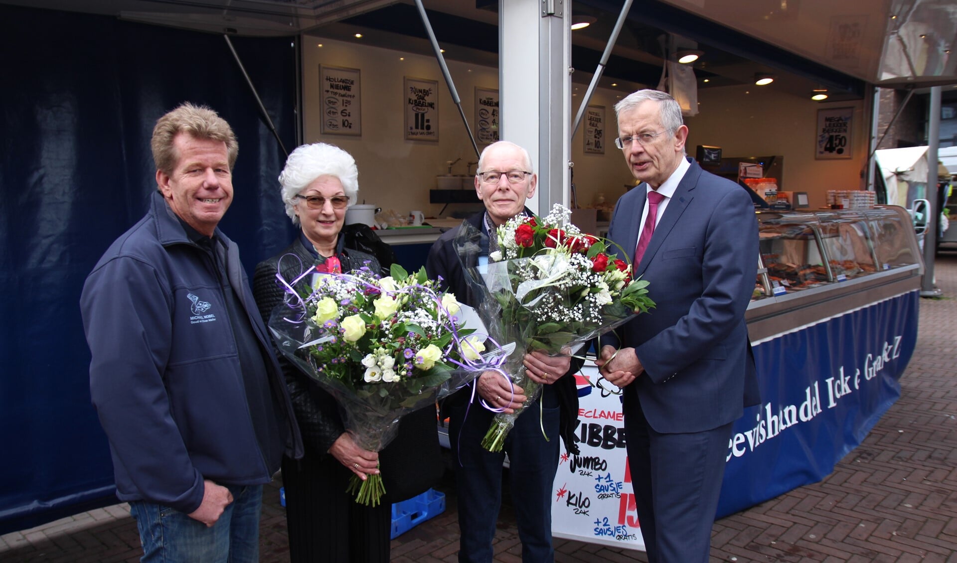 Dick en Patricia de Graaf werden in de bloemen gezet door wethouder Bob van der Deijl en marktcollega Michael Nobel. 
