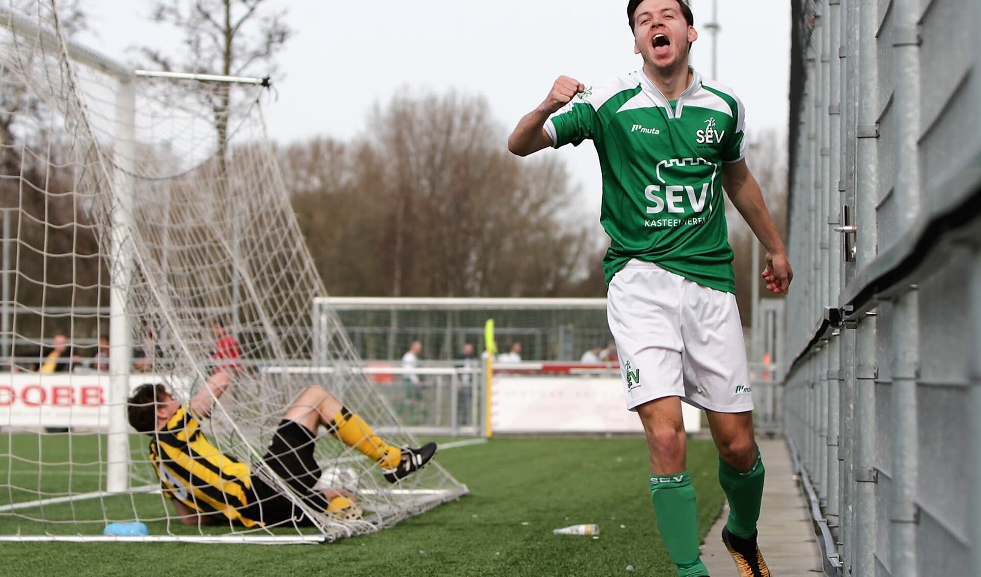 De 'eeuwige' superinvaller Martijn Kersten beloont zichzelf en zijn club met de 3-1 (foto: Rik Driessen).