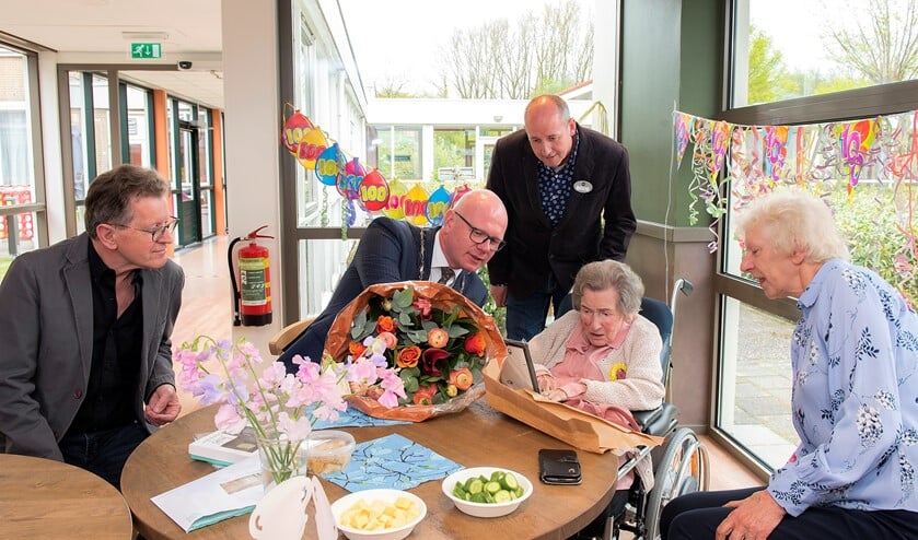 Burgemeester Klaas Tigealaar en mevrouw Sylvia Boot omringd door familie in gesprek (foto: Michel Groen).