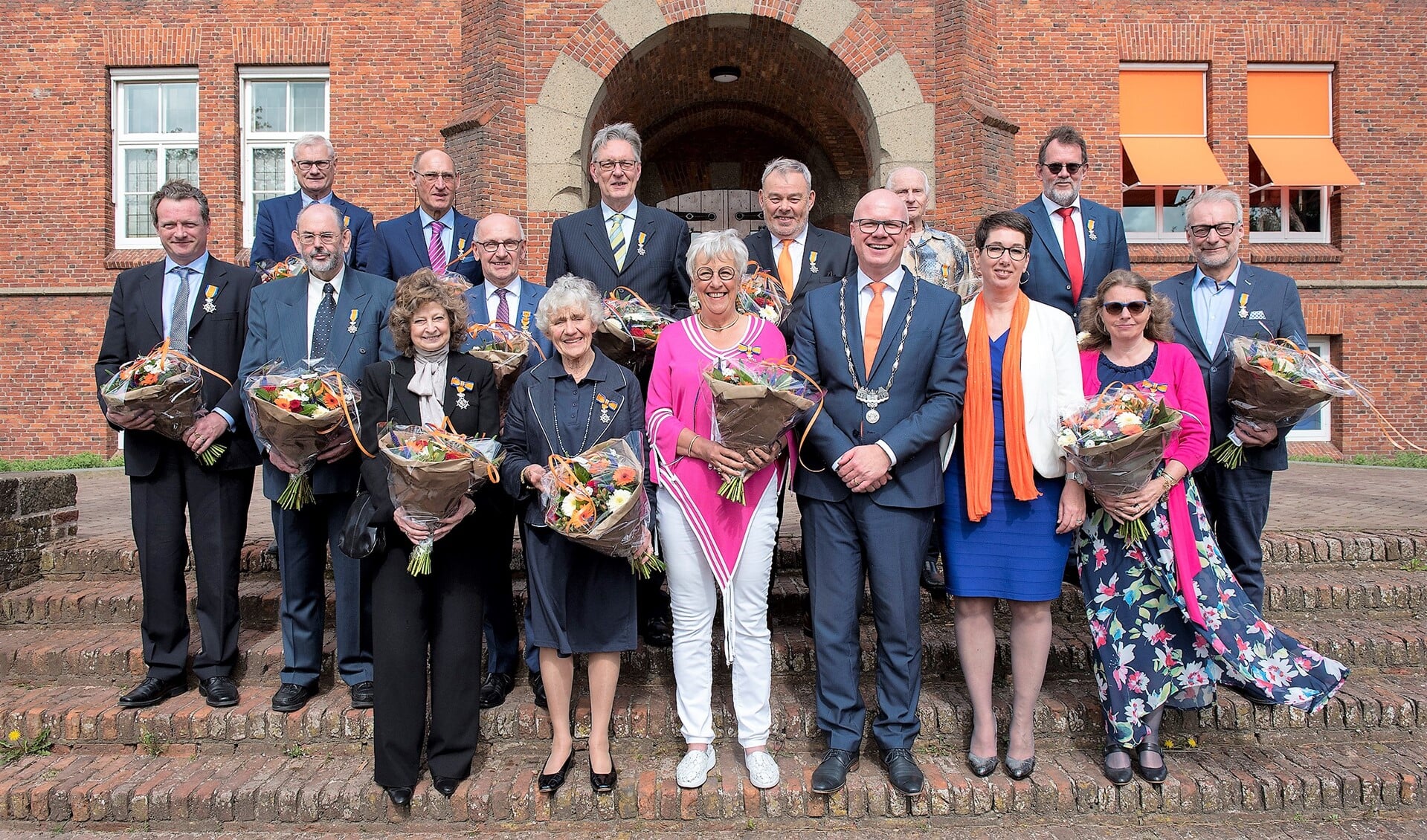In totaal veertien inwoners ontvingen in het Leidschendamse Gemeentehuis een Koninklijke Onderscheiding uit handen van burgemeester Klaas Tigelaar (foto: Michel Groen).
