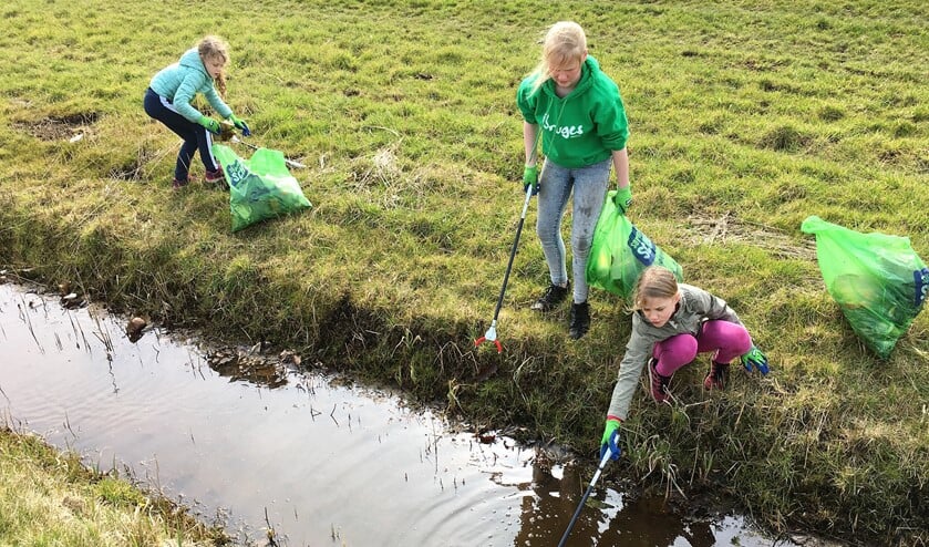 Kinderen aan de slag met het opruimen van zwerfafval (foto: pr).
