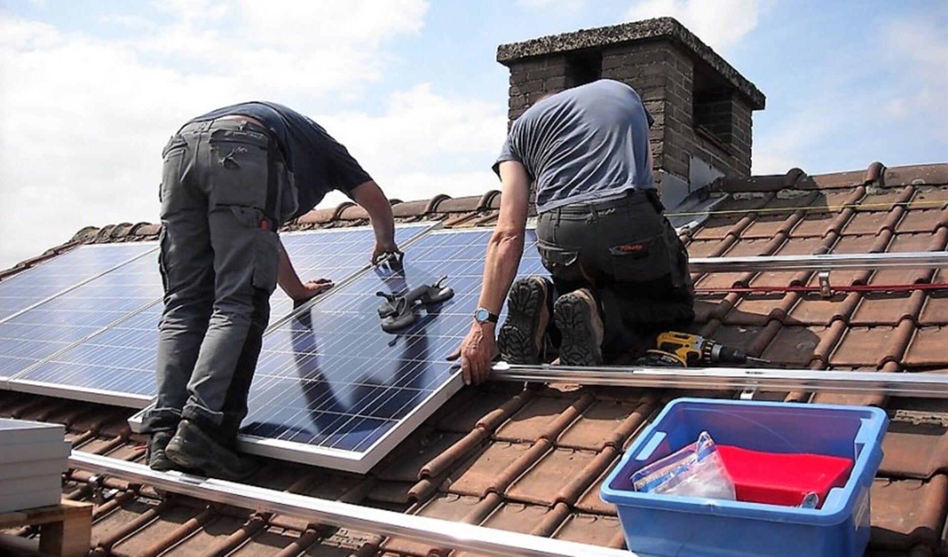 Het plaatsen van zonnepanelen is momenteel een van de populairste manieren van energiebesparing (archieffoto).