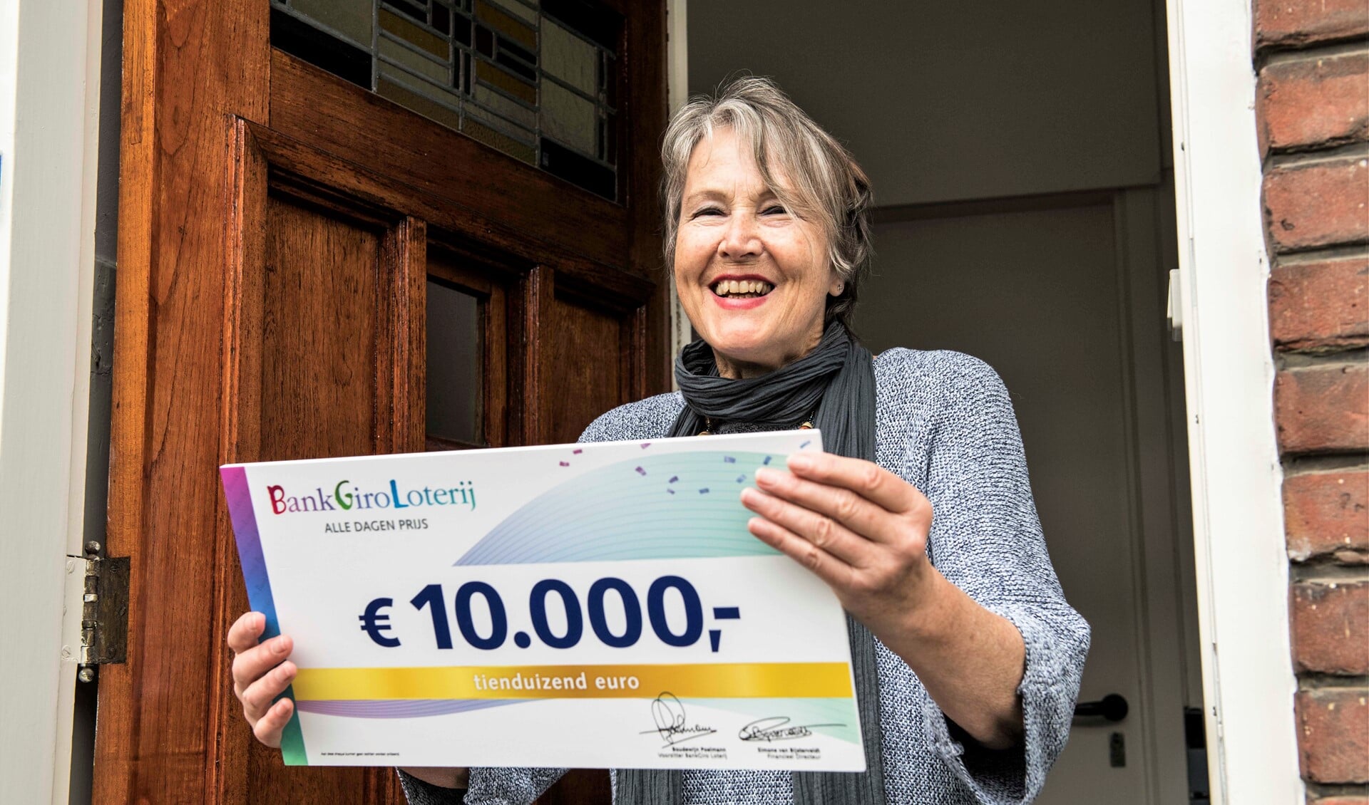 Irene uit Voorburg ontvangt een cheque van 10.000 euro van de BankGiro Loterij (foto: Jurgen Jacob Lodder).