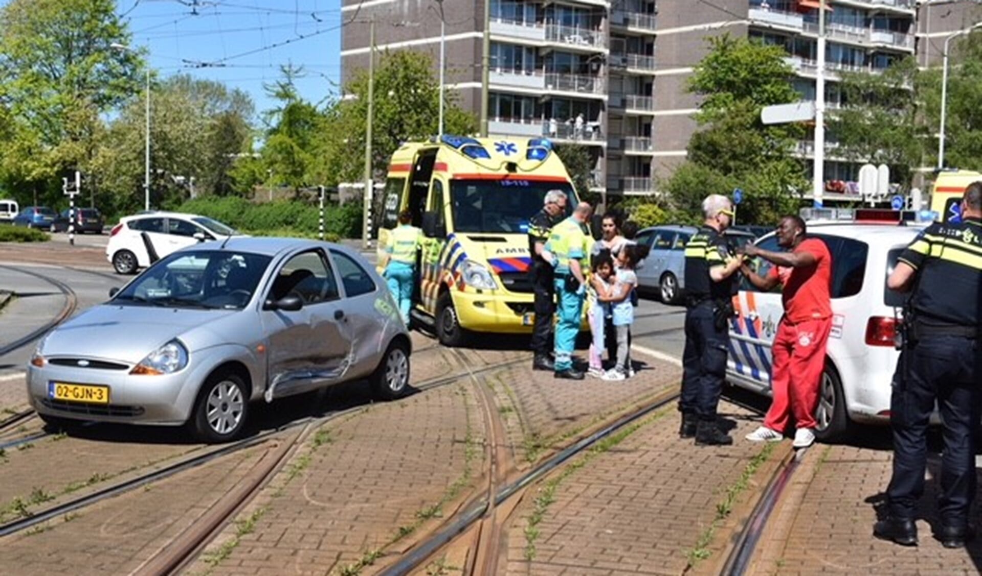 Enkele kinderen werden door de ambulancedienst ter plaatse nagekeken en een slachtoffer moest met onbekend letsel naar het ziekenhuis (foto: Lucien de Vries).