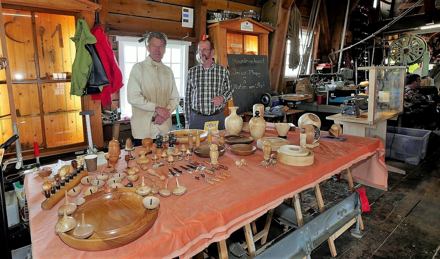 Een houtdraaier liet in De Salamander zijn zelfgemaakte kunstvoorwerpen zien (foto: Ot Douwes).