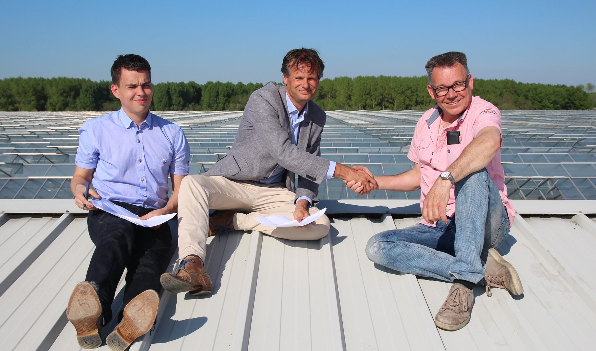 De intentie-overeenkomst van de Energiecoöperatie Pijnacker-Nootdorp werd ondertekend op het dak waar duizend zonnepanelen moeten komen te liggen. Ronald Berk en Matthijs Beke van de cooperatie kwamen weer veilig beneden evenals de kweker en de fotograaf!


