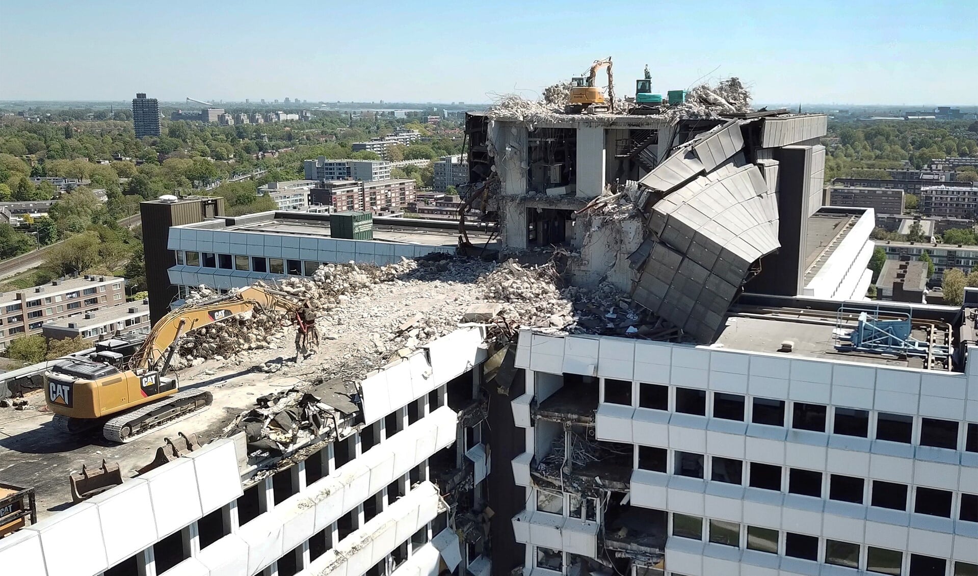Het CBS-gebouw wordt duurzaam ontmanteld (foto: Michel Groen).