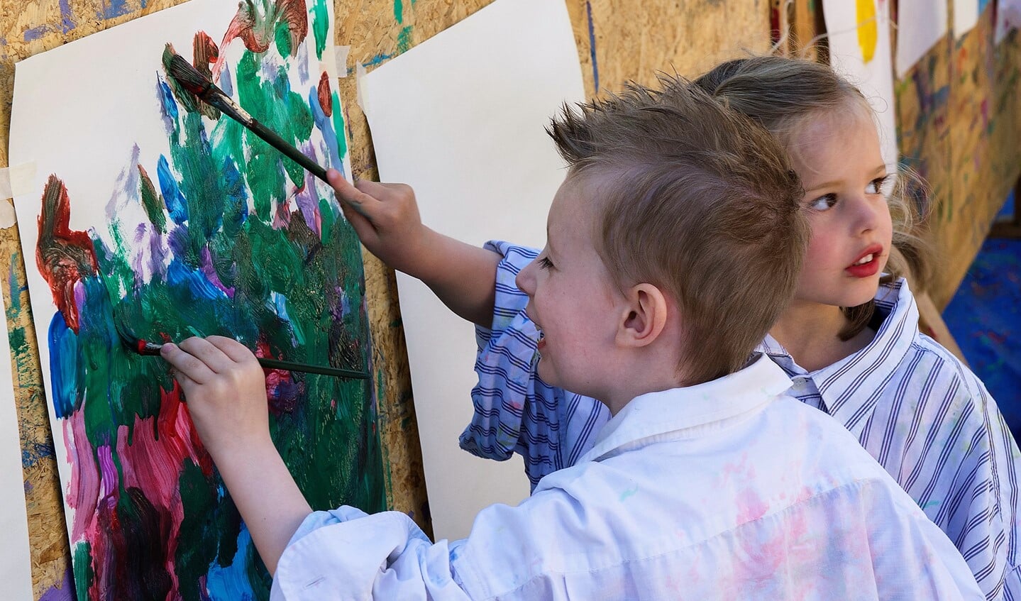 Kliederen op de schilderwand aan de Zuyderloostraat tijdens de Kinderstraatspelen (foto: Michel Groen).