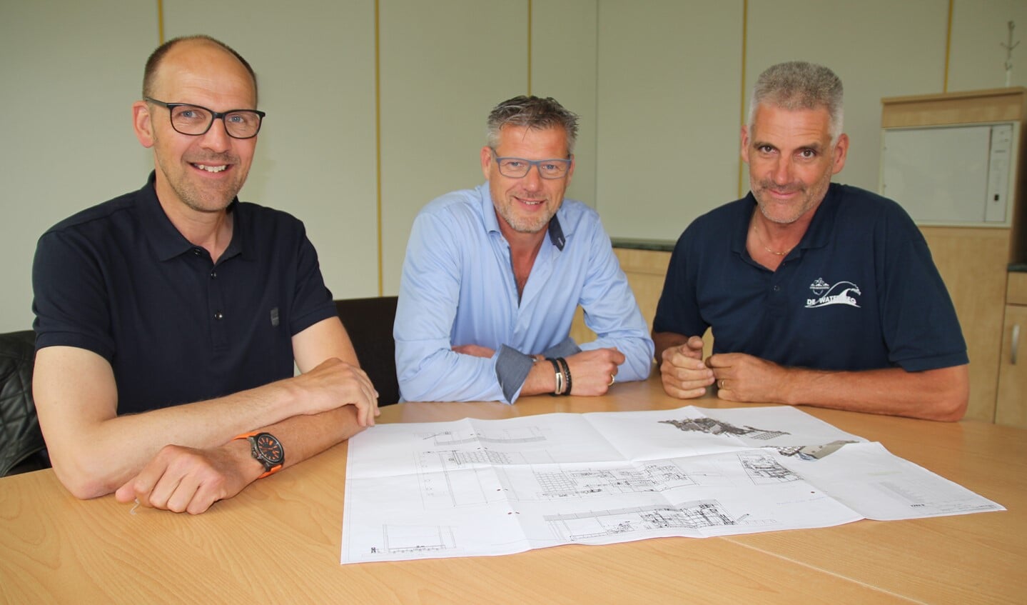 De aanvragers Dirk van Buijtene en Dick Oosthoek met Kees Ammerlaan, de kweker voor wie de installatie bedoeld is.