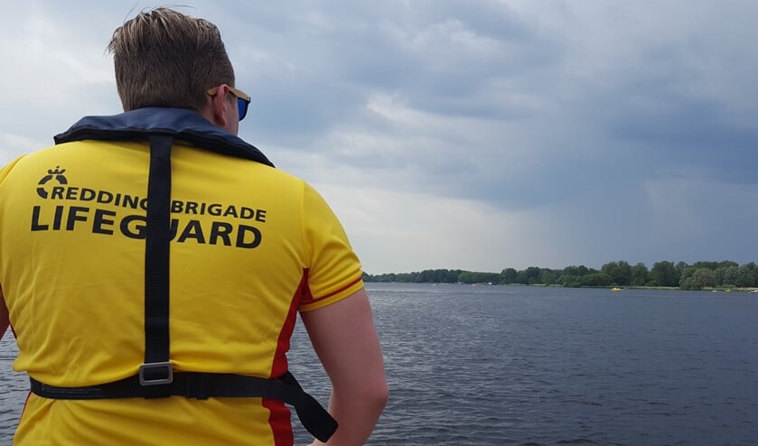 De Reddingsbrigade Leidschendam neemt de 'bewaking' op Vlietland voor zijn rekening.