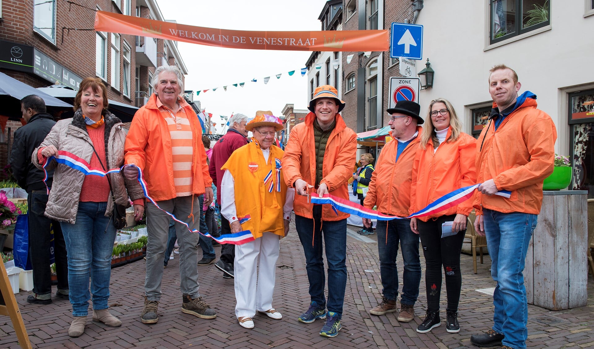Opening van de festiviteiten in de Venestraat in Leidschendam (foto: Michel Groen).
